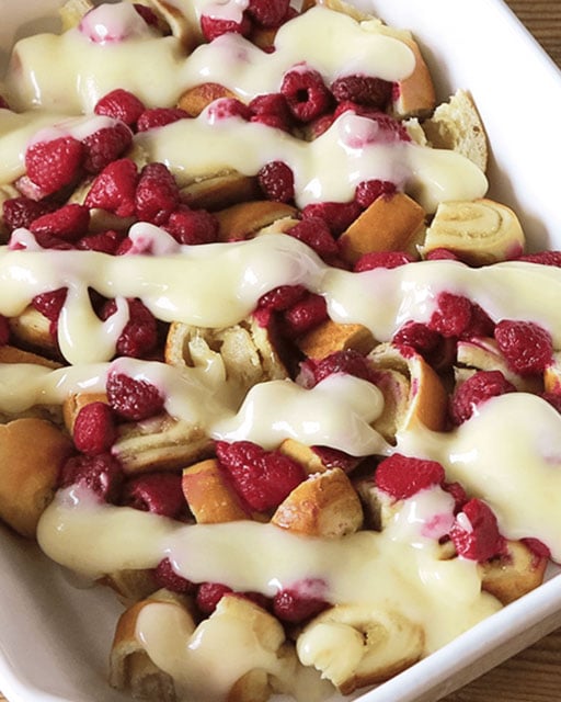 Gifflar dessert with frosting and berries