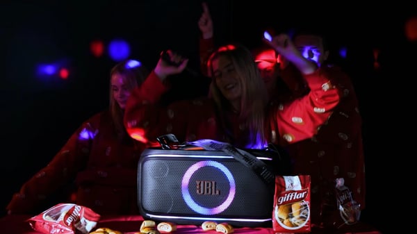 Gewinne JBL Partybox und Merch!